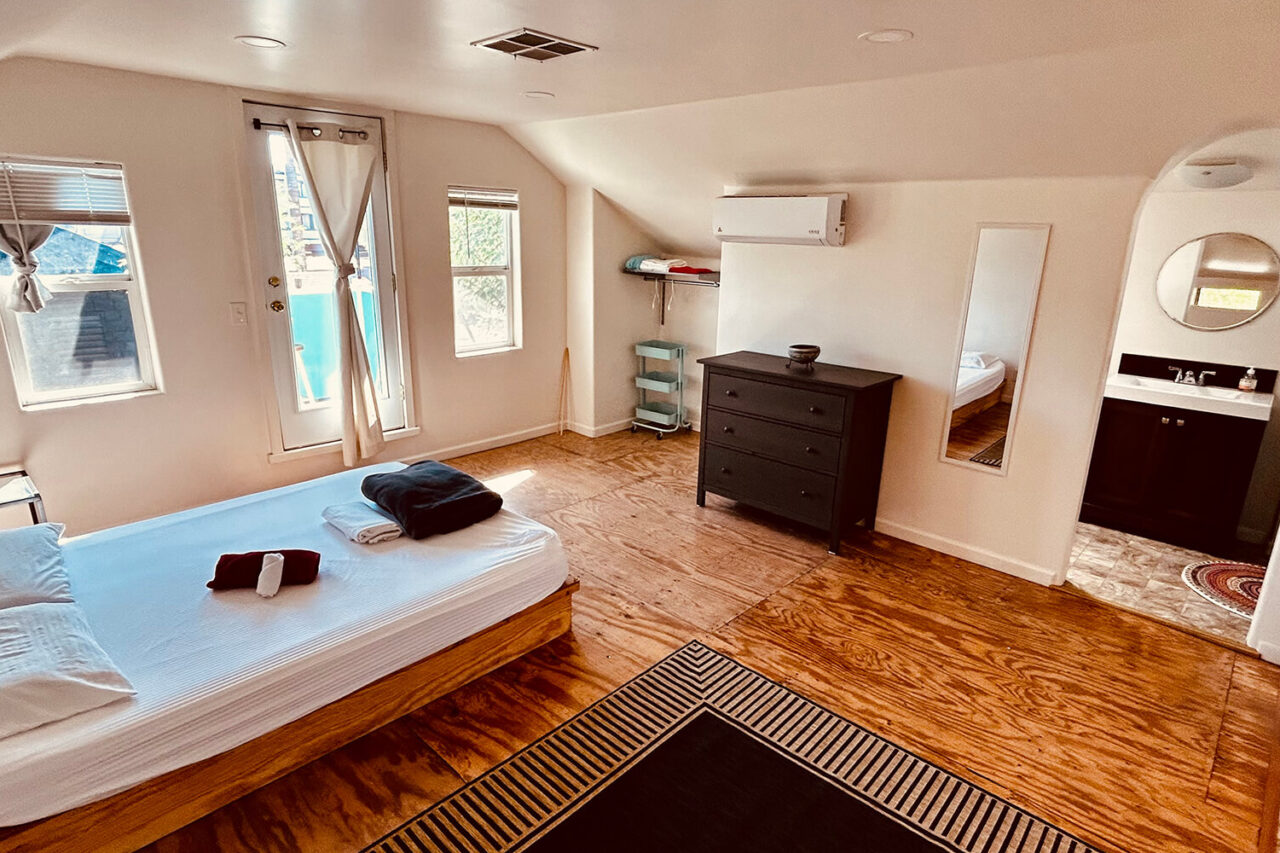 The skyloft apartment at HI Phoenix Hostel, the Metcalf house, with one queen-sized bed.