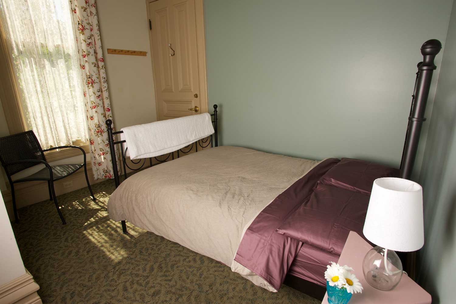 Private double room at HI Sacramento.