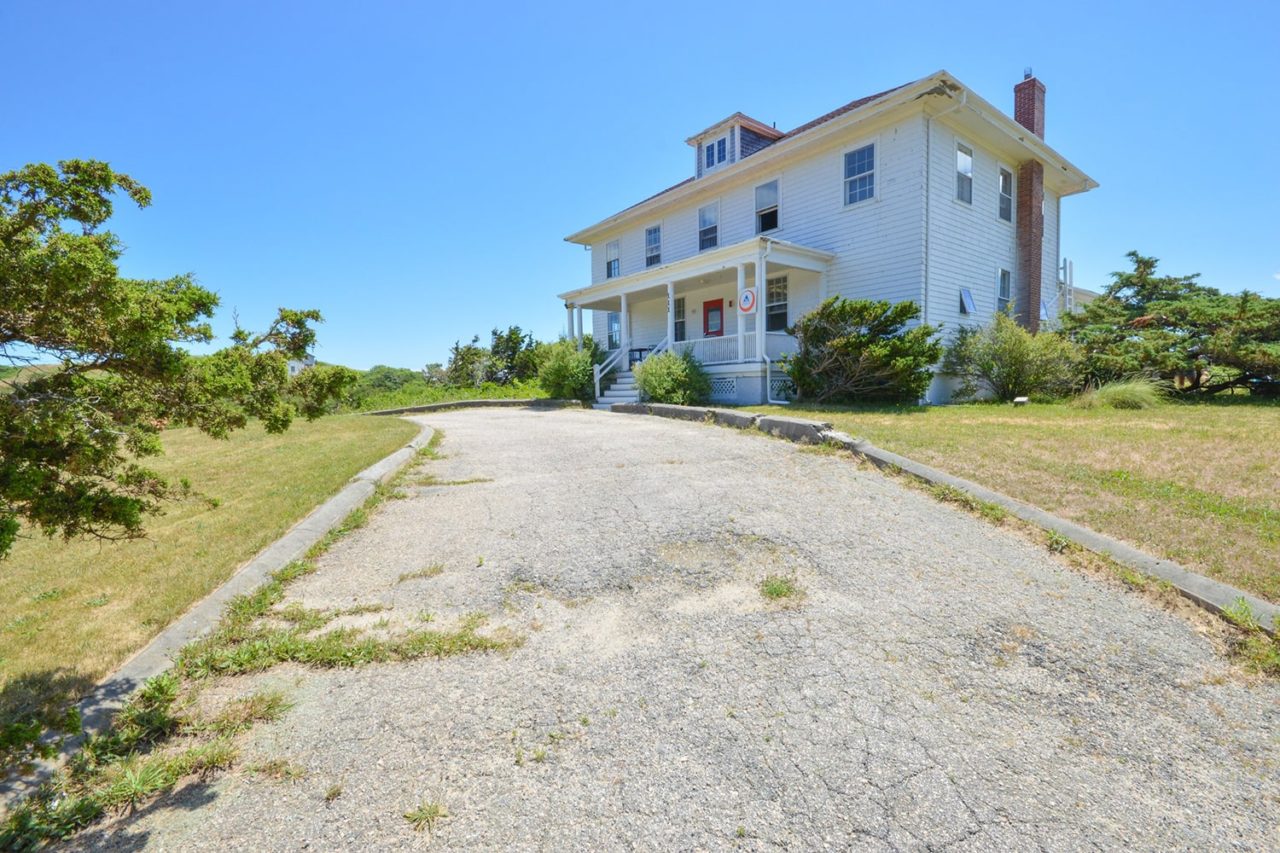 The exterior of HI Truro hostel on Cape Cod