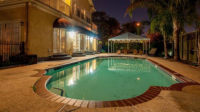 HI Houston hostel pool