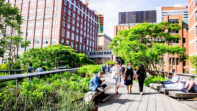 two women walking along the high line in nyc