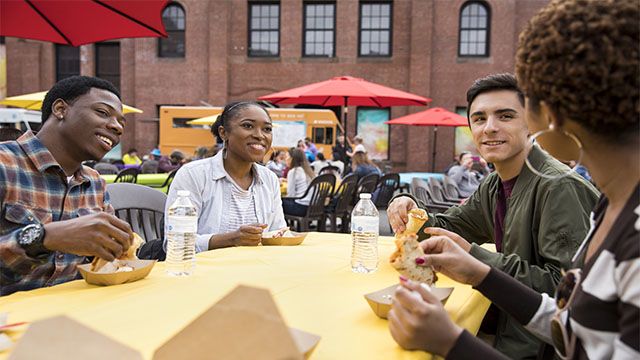 college students eating lunch