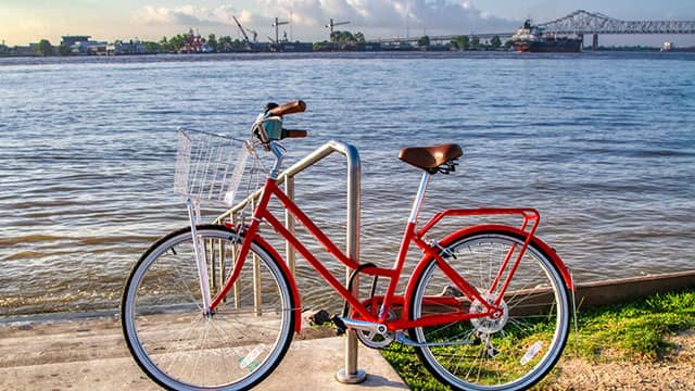 a bike share bicycle in front of the Mississippi river in New Orleans