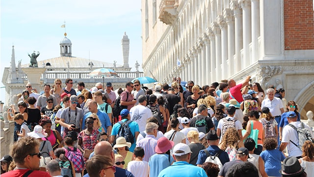 a large crowd of people gather in front of a monument