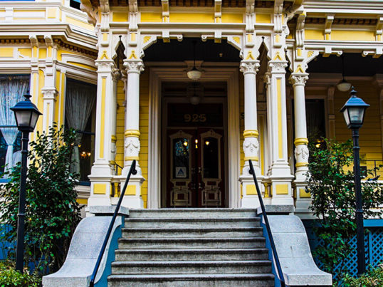 the exterior of the historic llewellyn williams mansion in sacramento, which is now a hostel guests can stay in overnight.
