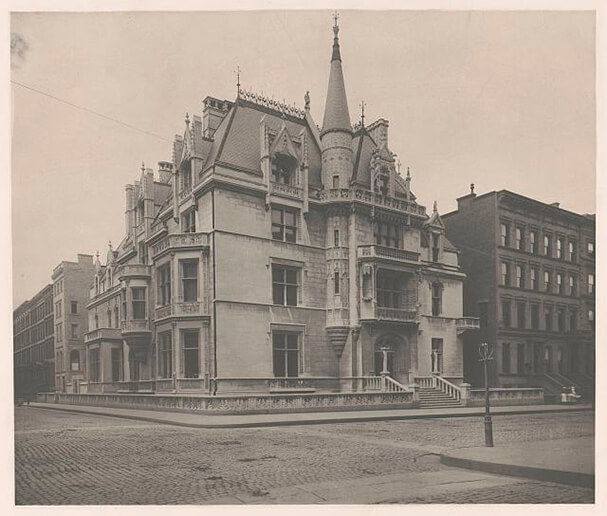 An old black and white image of a large Gilded Age mansion owned by the Vanderbilt family in New York City in the 1880s.
